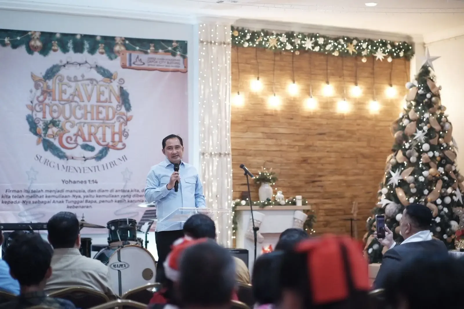 Wakil Wali Kota Depok Chandra Rahmansyah saat menghadiri Perayaan Natal di Gereja Kasih Anugerah Depok City Blessing Jemaat Berkat Bagi Bangsa di Jalan Flamboyan, Kecamatan Pancoran Mas, Kamis (25/12/25). (Foto: JD 01/Diskominfo Depok).