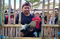 Bupati Sumedang Dony Ahmad Munir menerima jajaran pengurus Himpunan Peternak Penggemar Ayam Pelung Indonesia.Diskomimfosanditik