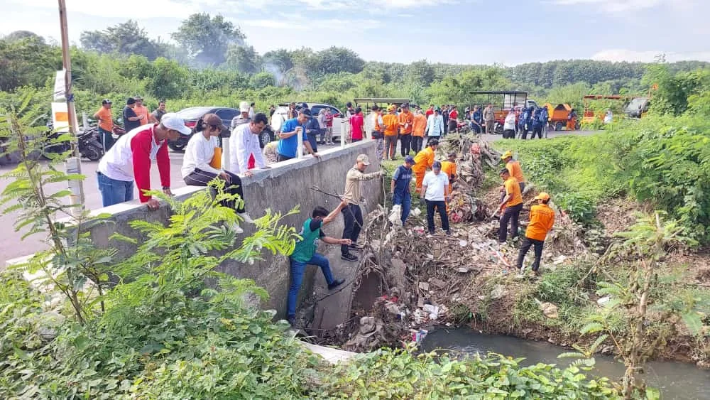 Kementerian Lingkungan Hidup dan Kehutanan (KLHK) bersama Dinas Lingkungan Hidup (DLH) Kabupaten Bekasi melaksanakan kegiatan Jumat Bersih.Ist