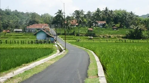 Ruas jalan Kebonjati-Galudra yang menghubungkan Kecamatan Sumedang Utara.Ist