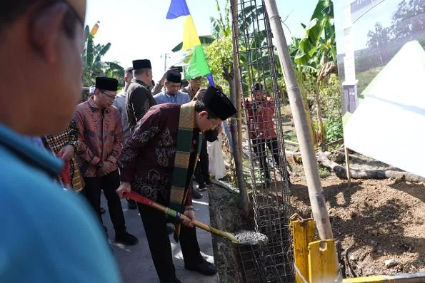 Menag RI Nasaruddin Umar bersama Wali Kota Makassar Munafri Arifuddin melakukan peletakan batu pertama pembangunan Gerbang Moderasi Indonesia di kawasan Bumi Tamalanrea Permai (BTP) Blok AC Telkom, Barua, Biringkanaya, Kota Makassar pada Kamis, 9 Juli 202