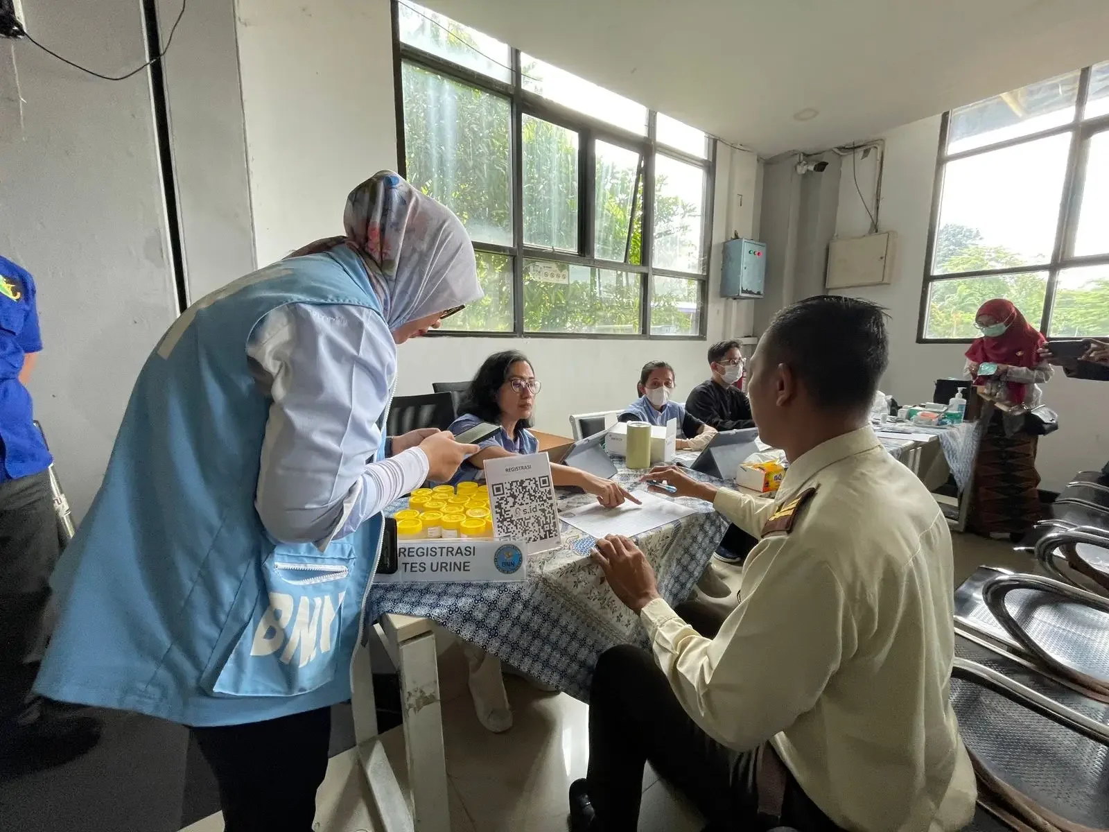 BNN Kota Depok saat melakukan pemeriksaan narkoba ke pengemudi angkutan umum. (Foto: JD 01/Diskominfo Depok).