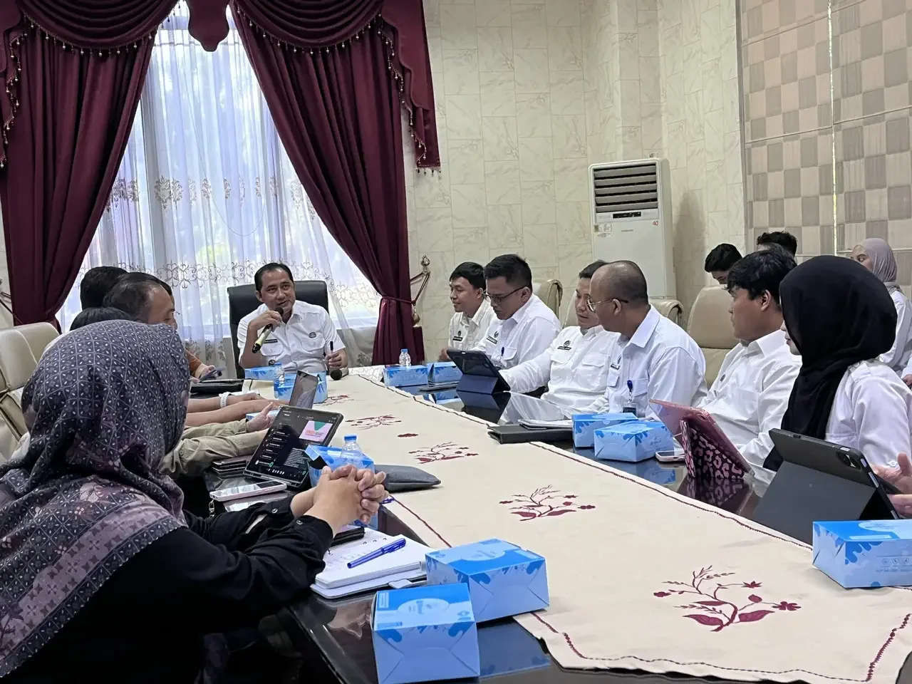 Ketua Satgas Percepatan MBG Terpadu Tingkat Kota Depok Chandra Rahmansyah saat memimpin rakor bersama Korwil dan Korcam BGN Kota Depok di Ruang Bougenvile, Lantai 1 Gedung Balai Kota Depok, Selasa (02/06/26). (Foto: Indri Purnama/Diskominfo Depok).