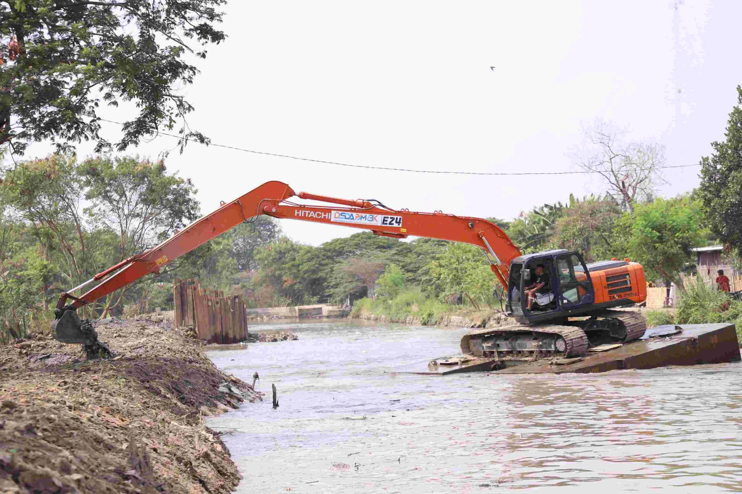 Kegiatan normalisasi sungai yang dikerjakan Dinas Sumber Daya Air, Bina Marga dan Bina Konstruksi (SDA-BMBK) Kabupaten Bekasi untuk mencegah dan mengendalikan banjir. Dok-Newsroom Diskominfosantik Kab Bekasi