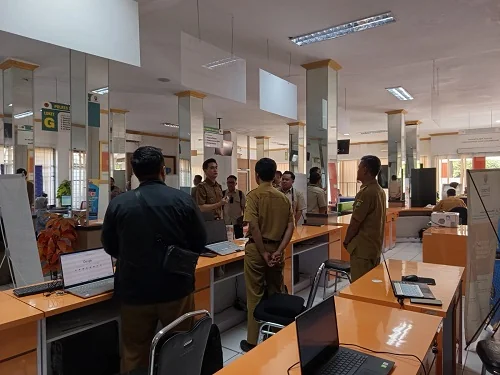 Wakil Bupati M Fajar Aldila mengunjungi Mal Pelayanan Publik MPP Sumedang.Dok-Diskomifosanditik Sumedang