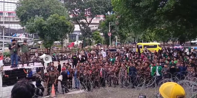 Ratusan anggota Banser geruduk KPK, Kamis sore, 12 Maret 2026. (Berita dan Foto: RMOL/Jamaludin Akmal)