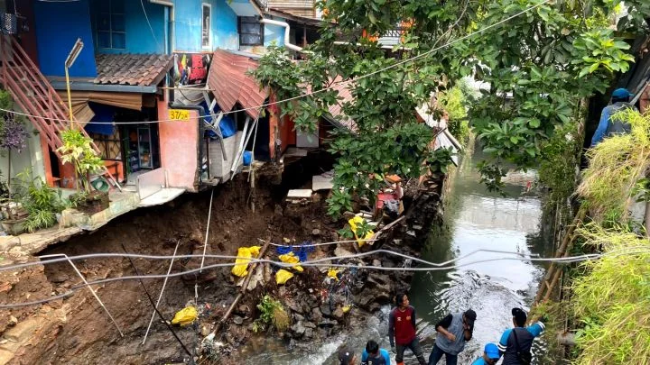 Bangunan-bangunan yang berada di daerah aliran sungai (DAS) di Kota Bandung akan ditertibkan.