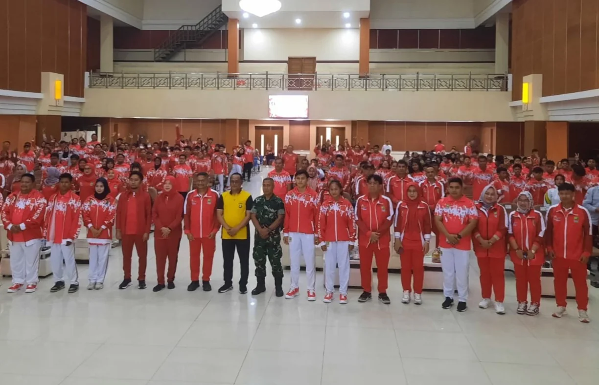 Pemkab Bekasi melepas atlet-atlet muda pelajar kebanggaan Kabupaten Bekasi untuk berlaga di POPDA dan Peparpeda Jawa Barat, di Gedung Wibawamukti, Cikarang Timur, Jumat (12/9/2025). Foto : Ist.