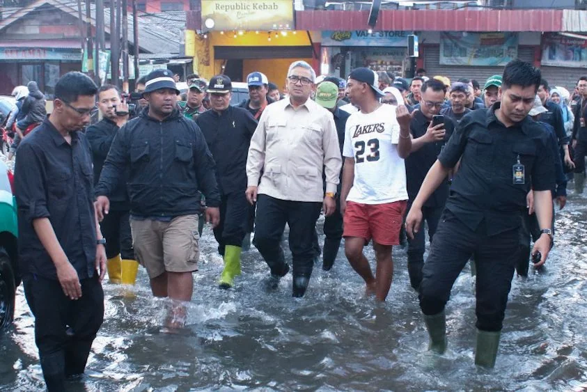 Wali Kota Bandung, Muhammad Farhan menjelaskan, genangan air masih mencapai ketinggian sekitar 50 cm, dengan jumlah warga terdampak diperkirakan mencapai sekitar 800 jiwa.Dok-Diskominfo Kota Bandung