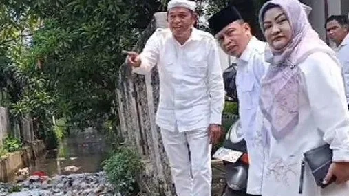 Citra Indah Yulianty saat mendampingi Dedi Mulyadi mengecek lingkungan kantor.