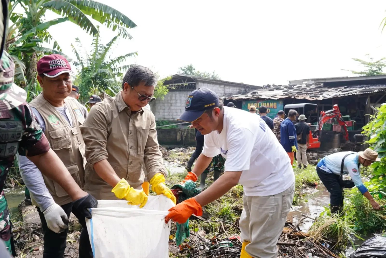 Wakil Wali Kota Depok Chandra Rahmansyah (kanan) melakukan bersih-bersih di Kali Cipinang, di Perumahan Pondok Cibubur RW 08, Kelurahan Cisalak Pasar, Kecamatan Cimanggis, Sabtu (13/12/25). (Foto:Humas dan Prokopim Kota Depok).