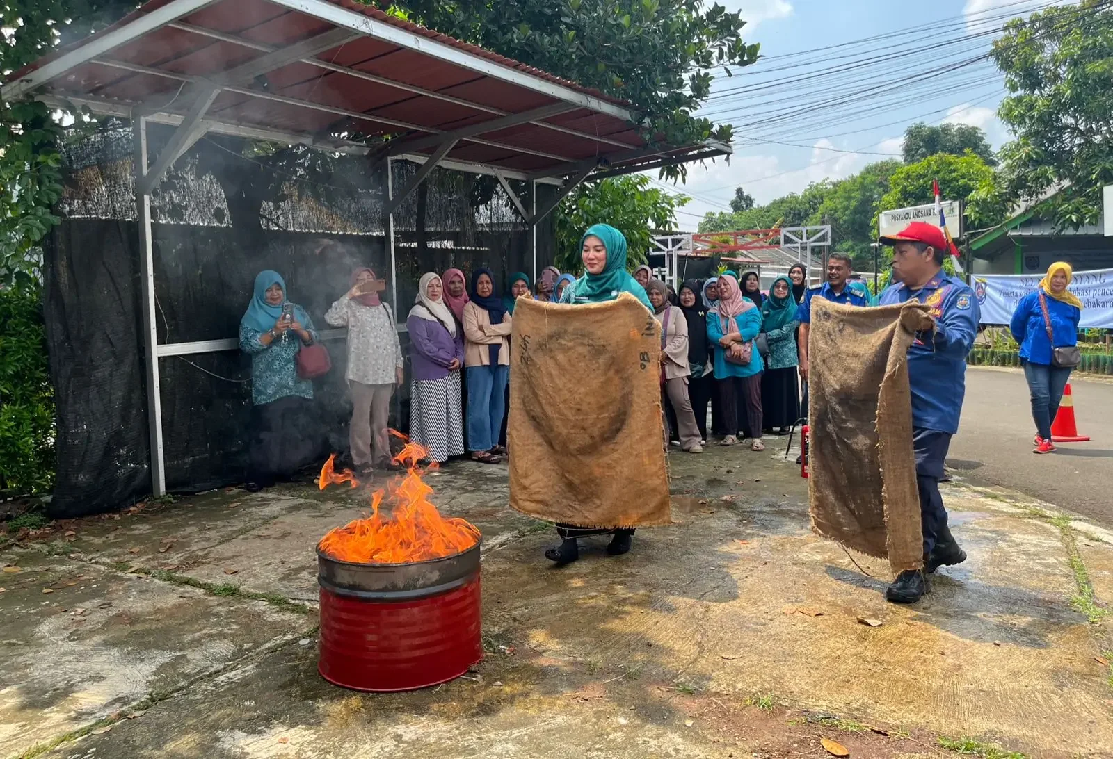 Pelatihan pemadaman api oleh Dinas Pemadam Kebakaran dan Penyelematan Kota Depok di RW 12 Kelurahan Pengasinan, Kecamatan Sawangan. (Foto: JD 05/Diskominfo Depok).