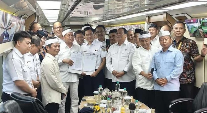 Gubernur Jawa Barat Dedi Mulyadi dan Direktur Utama PT KAI Bobby Rasyidin menandatangani Perjanjian Kerja Sama (PKS) Optimalisasi Penyelenggaraan dan Pengembangan Perkeretaapian di Jawa Barat yang disaksikan Menteri Perhubungan Suntana, Rabu, 30 November