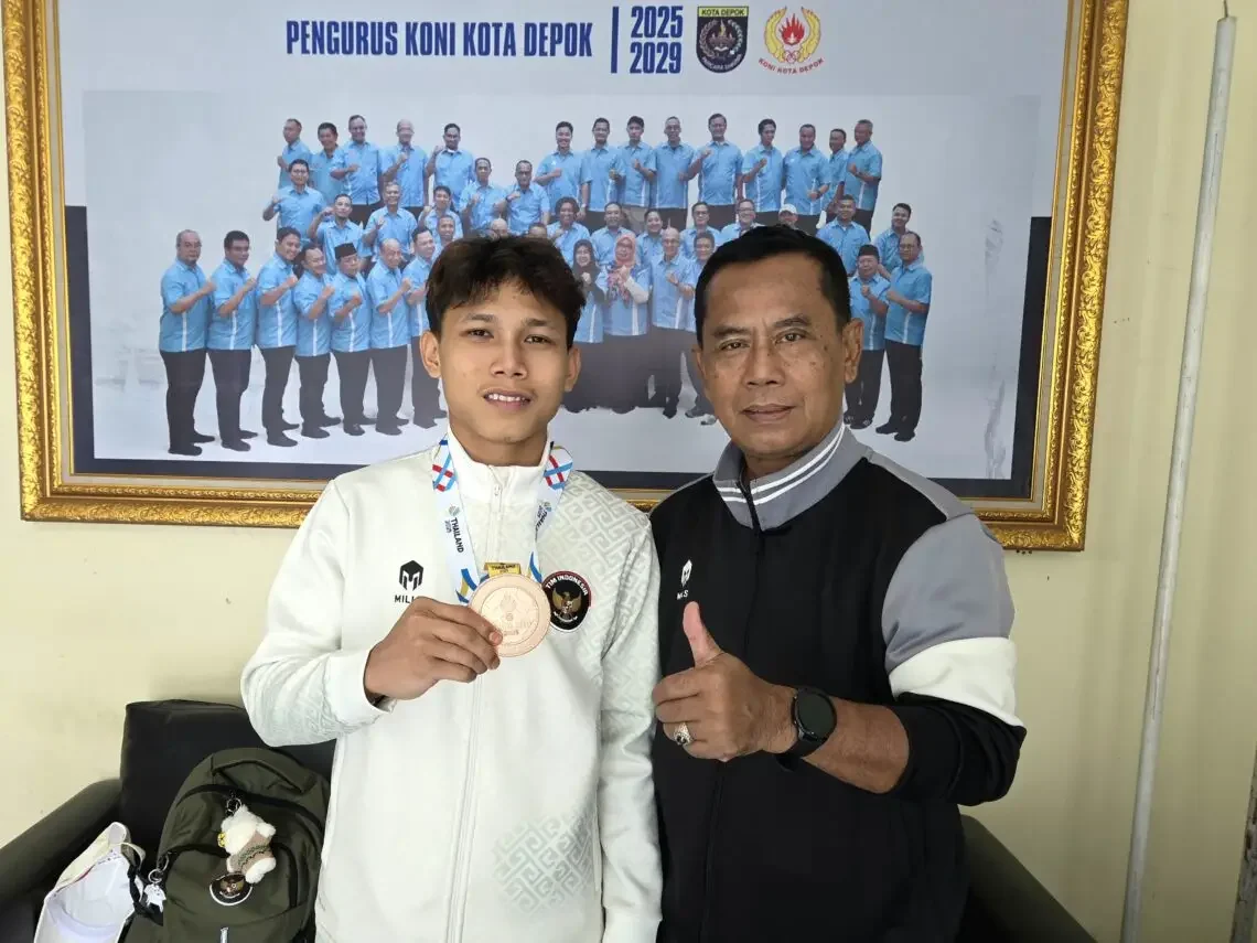 Muhammad Al Hasani (kiri) bersama Ketua Umum KONI Kota Depok, Herry Suprianto. (Foto: KONI Kota Depok).