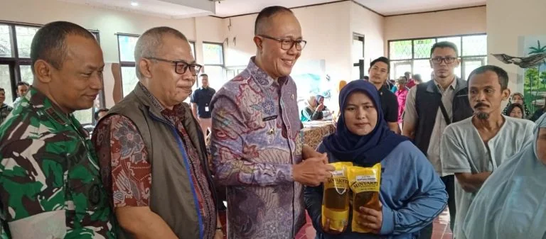 Wali Kota Sukabumi Ayep Zaki mengunjungi Kantor Kelurahan Cikundul untuk memantau langsung proses penyaluran bantuan pangan kepada 909 penerima bantuan pangan.Dok-Diskominfo Kota Sukabumi