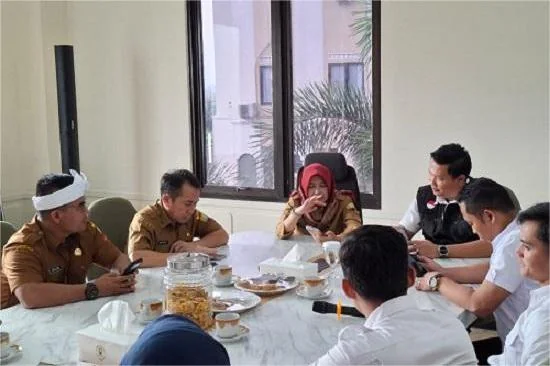 Sekretaris Daerah Kabupaten Sumedang Tuti Ruswati menerima Kepala Kantor Pelayanan Pemenuhan Gizi (KPPG) untuk Wilayah Kabupaten dan Kota Cirebon, Kuningan, Majalengka, Karawang, Sumedang, Indramayu, Kabupaten dan Kota Bekasi di Ruang Rapat Sekda, Pusat P
