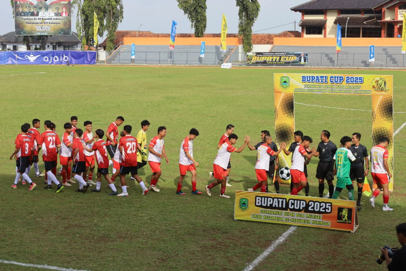 Bupati Kuningan, Dr. H. Dian Rachmat Yanuar, M.Si., yang konsisten hadir di stadion, memberikan apresiasi atas penampilan kedua tim.Ist