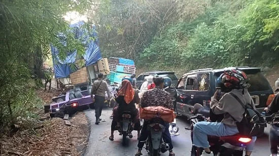 Truk tronton bermuatan travo seberat 135 ton terperosok di ruas Jalan Raya Cibeber-Campaka, Kecamatan Cibeber, Kabupaten Cianjur, Jawa Barat, Minggu, 19 Oktober 2025. (Ft Kumparan)