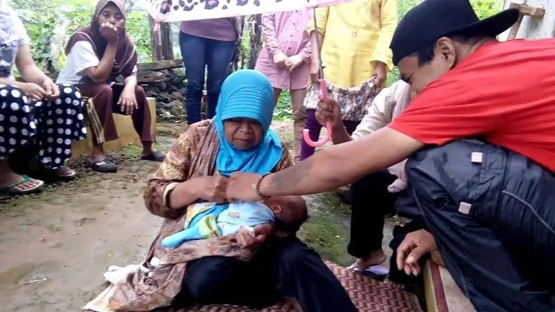 Tradisi Nenjrag Bumi mangrupa ritual kabudayaan anu beunghar ku harti, jadi jati diri masarakat Sunda pikeun ngagungkeun karukunan.