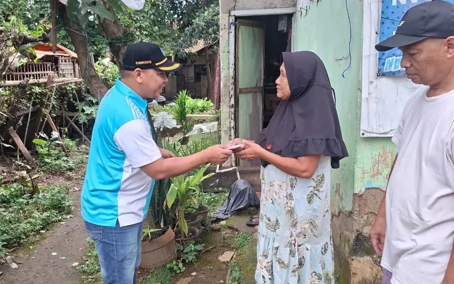 Ketua RW 01 Rawa Geni, Kecamatan Cipayung, Jaelani, memberikan bantuan kepada warga RT 07 RW 01 yang rumahnya rusak akibat terdampak angin kencang beberapa waktu lalu. (Foto:dok.Narasumber)