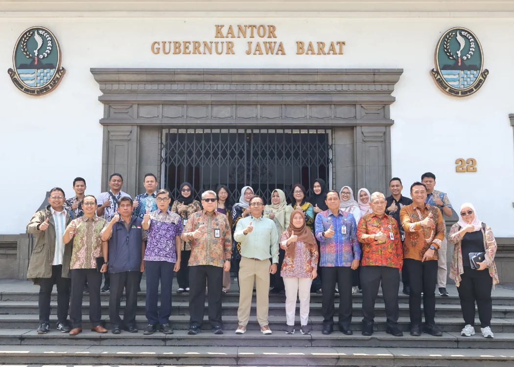 Kepala Kantor Wilayah Kementerian Hukum Jawa Barat, Asep Sutandar, beserta jajaran turut hadir mengikuti kegiatan Rapat Monitoring dan Evaluasi (Monev) Sinkronisasi dan Koordinasi Usulan Rekomendasi Reformasi Regulasi di Provinsi Jawa Barat.Ist