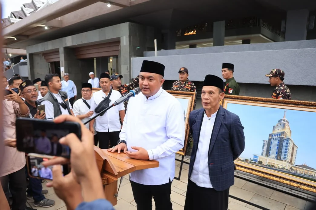 Bupati Bogor Rudy Susmanto bersama Wakil Bupati Ade Ruhandi, Forkopimda, alim ulama, tokoh masyarakat, serta ribuan warga menggelar doa bersama dan memberikan santunan kepada 1.200 anak yatim dan lansia.Ist