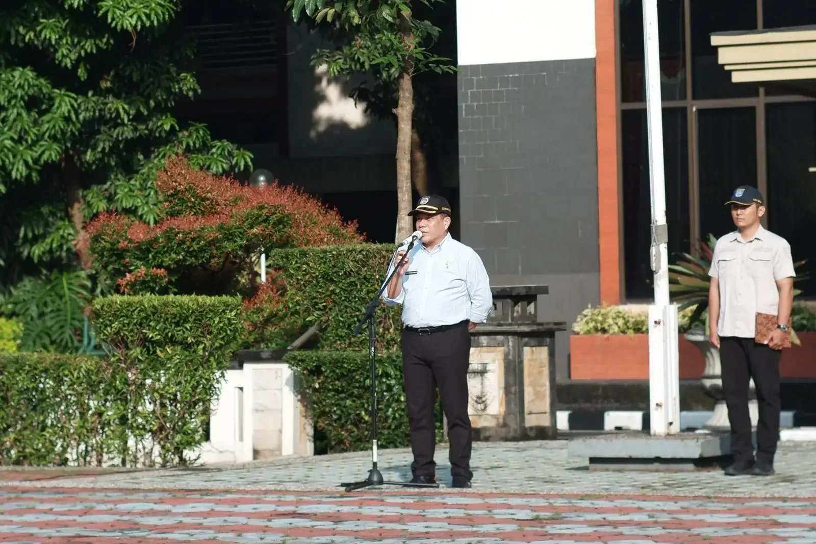 Sekretaris Daerah (Sekda) Kota Depok, Mangnguluang Mansur menjadi pembina apel ASN di Lapangan Balai Kota Depok, Selasa (31/03/26). (Foto : JD01/Diskominfo Depok)