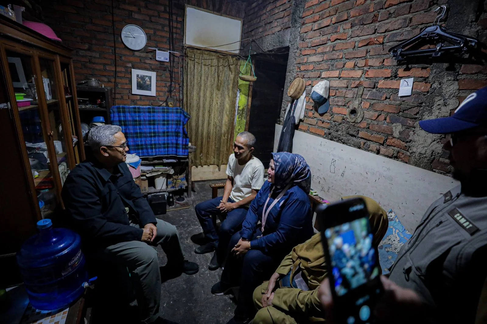 Bagi Ibu Emi, kehadiran Wali Kota Muhammad Farhan dan jajaran Pemkot Bandung menjadi bukti bahwa pemerintah hadir melihat langsung kondisi warganya.Dok-Diskominfo Kota Bandung
