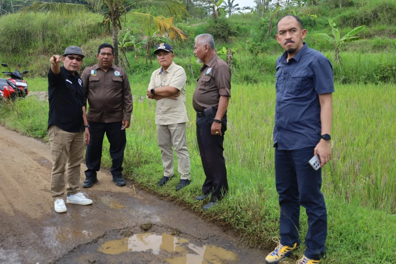 Bupati Kuningan, Dr. H. Dian Rachmat Yanuar, M.Si., meninjau langsung kondisi jalan yang rusak.Ist