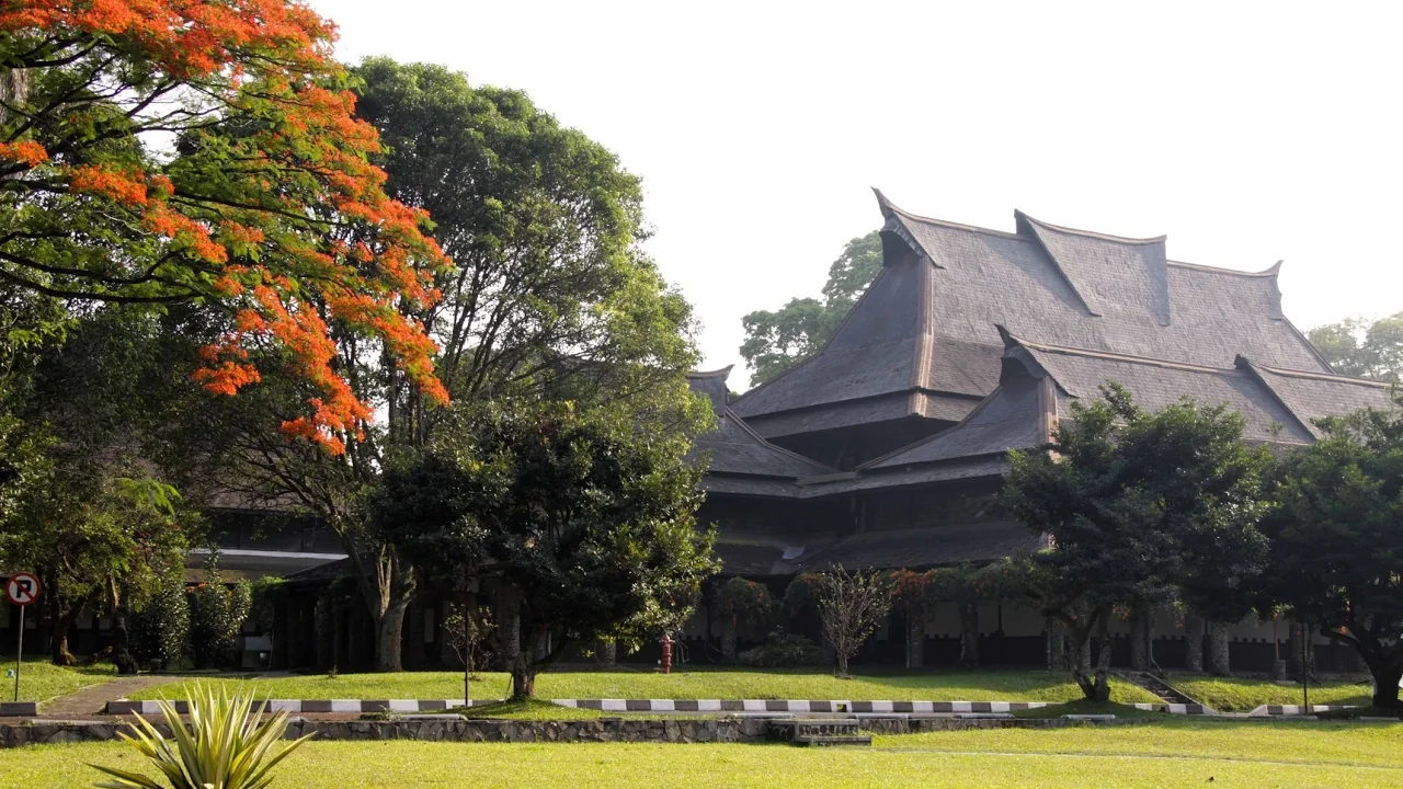 Aula Barat dan Timur Institut Teknologi Bandung (ITB) ditetapkan sebagai cagar budaya oleh Pemerintah Kota Bandung pada Senin, 9 Desember 2024.