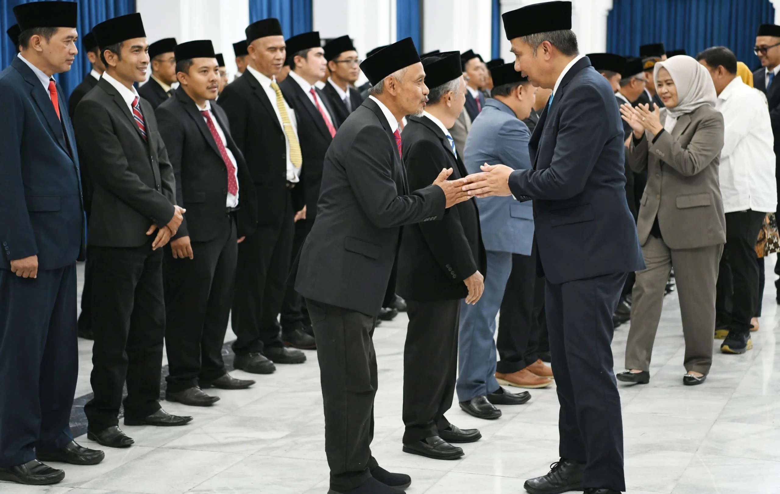 Penjabat Gubernur Jawa Barat Bey Machmudin melantik Anggota Badan Penyelesaian Sengketa Konsumen (BPSK) Jawa Barat masa bakti Tahun 2025-2030 di Aula Barat Gedung Sate, Kota Bandung, Jumat (17/1/2025).
