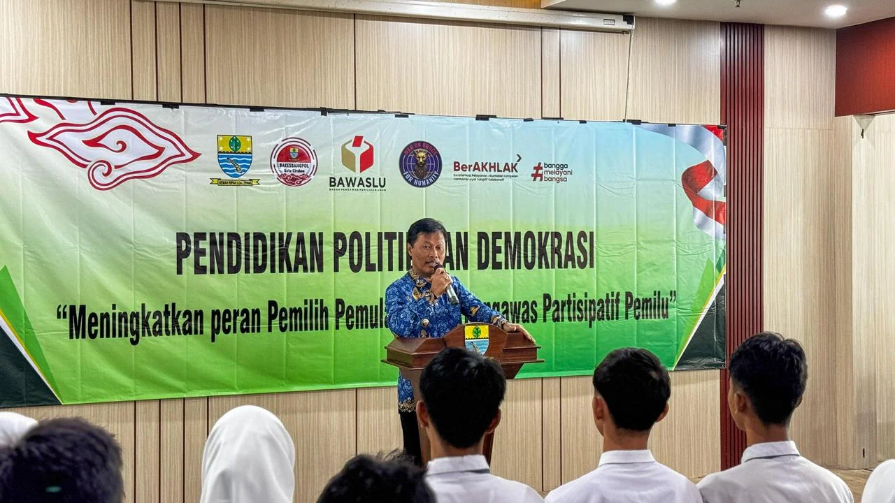 Wali Kota Cirebon, Effendi Edo, memberikan arahan dalam kegiatan Pendidikan Politik dan Demokrasi di Lingkungan Pendidikan dan Masyarakat.Ist