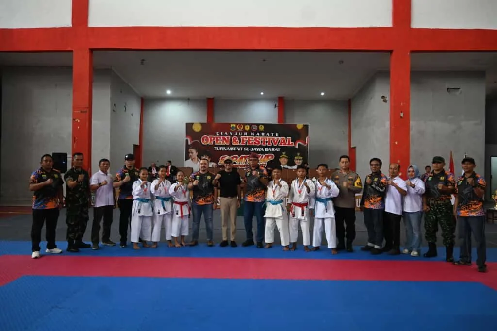 Wakil Bupati Cianjur, Abi Ramzi, menghadiri sekaligus membuka Kejuaraan Karate Bupati Cup Tahun 2025 se-Jawa Barat.Ist