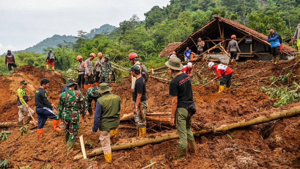 Pasangan Suami Istri Tewas Tertimbun Longsor di Sukajaya KBB