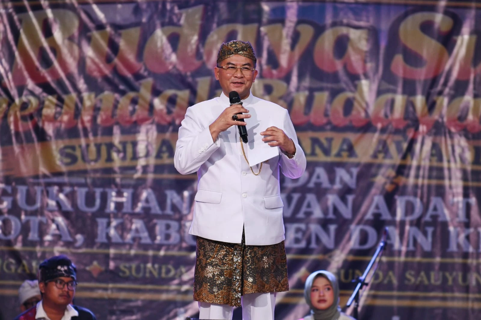 Wagub Jabar Erwan Setiawan saat menghadiri Milangkala Hari Kebudayaan Nasional Tahun 2026 dan Penganugerahan Penghargaan Sunda Sabuana Award di Gedung Pusat Kebudayaan, Jalan Naripan, Kota Bandung, Minggu, 18 Oktober 2026.