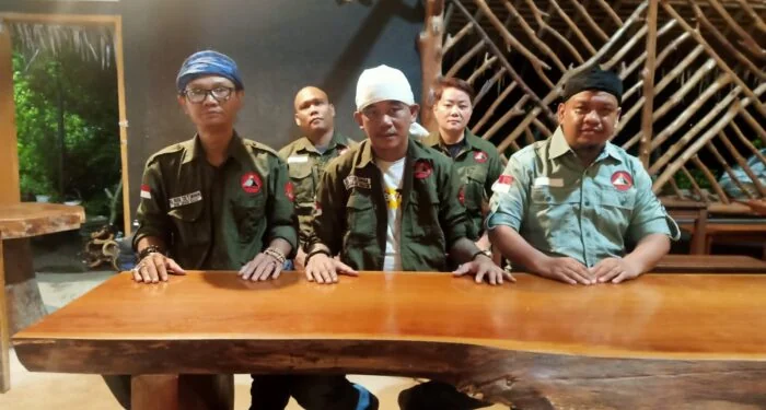 Ketua DPD LSM Trinusa Jabar, Ait M Sumarna (paling kanan) saat memberi penjelasan penundaan aksi demo.