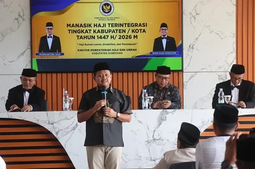 Calon jemaah haji Sumedang yang berjumlah 95 orang mengikuti Bimbingan Manasik Haji yang dibuka Bupati Sumedang  Dony Ahmad Munir di Aula Kantor Kementerian Haji dan Umrah Kabupaten Sumedang.Dok-Diskominfosanditik Sumedang