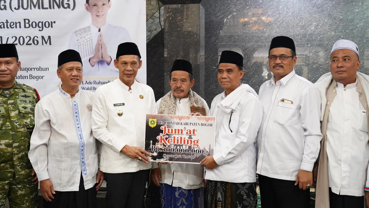 Wakil Bupati Bogor Jaro Ade menegaskan komitmen Pemerintah Kabupaten Bogor dalam memperkuat peran keagamaan dan pembangunan berbasis masyarakat melalui penyaluran bantuan sebesar Rp100 juta untuk renovasi masjid besar Kecamatan Cileungsi.Dok-Diskominfo Ka