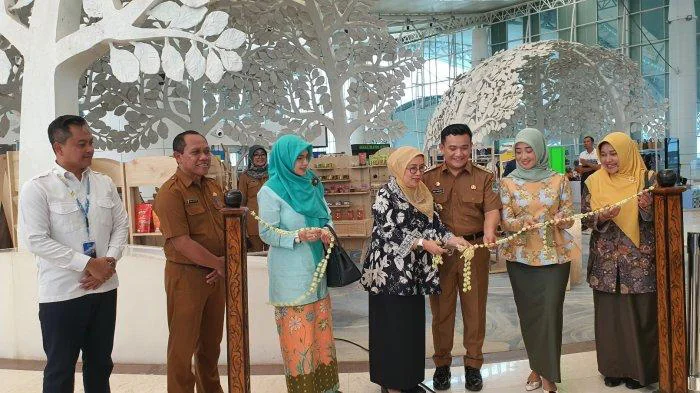 Sekjen Dekranasda Jabar, Dewi Sartika (tengah), didampingi Penjabat Bupati Majalengka, Dedi Supandi (ketiga kanan), dan Penjabat Ketua Dekranasda Majalengka, Erlita Widiasih (kedua kanan), saat meresmikan Majastore di BIJB Kertajati, Kecamatan Kertajati,