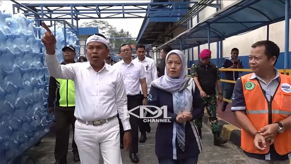 Bila Pakai Truk, Gubernur Jabar Dedi Mulyadi Ancam Tak Perpanjang Izin Aqua