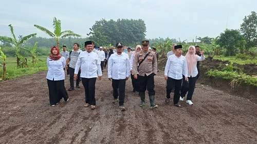 Bupati Sumedang Dony Ahmad Munir meninjau rencana pembangunan Madrasah Aliyah Negeri (MAN) Insan Cendekia Sumedang.Dok-Diskomimfosanditik Kab Sumedang