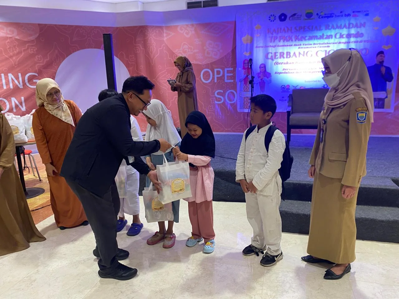 Ketua TP PKK Kecamatan Cicendo, Ani Yuliani mengatakan, program Gerbang Cidendo merupakan gerakan sosial yang lahir dari semangat kebersamaan masyarakat untuk menebar kebaikan selama Ramadan.Dok-Diskominfo Kota Bandung