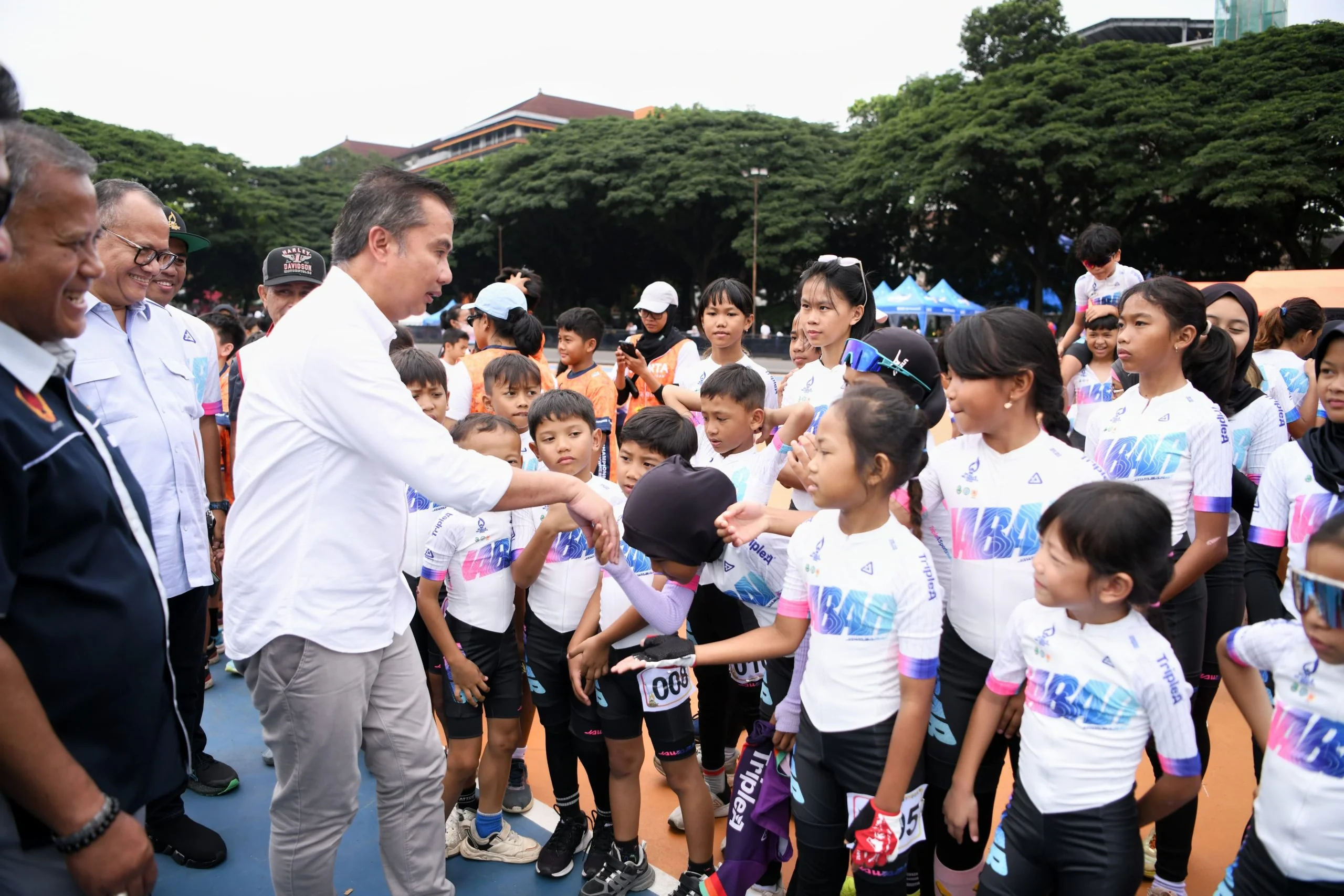 Penjabat Gubernur Jawa Barat Bey Machmudin membuka Kejuaraan Sepatu Roda dan Skateboard Nasional PIN Tahun 2024, di GOR Saparua, Kota Bandung, Selasa (3/12/2024).