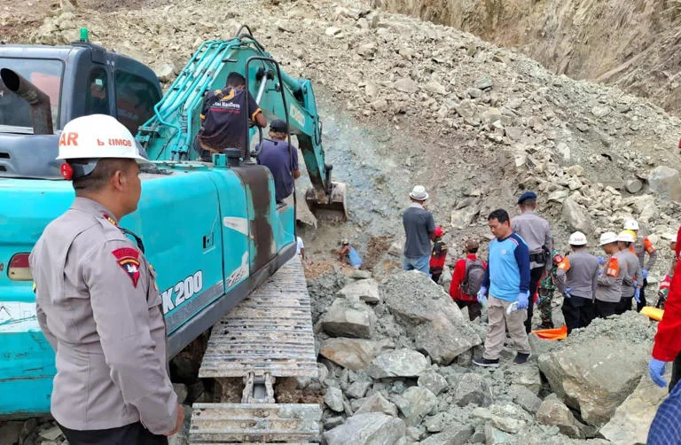 Tim SAR Gunakan Robot Sensor untuk Cari Korban Longsor Gunung Kuda Cirebon