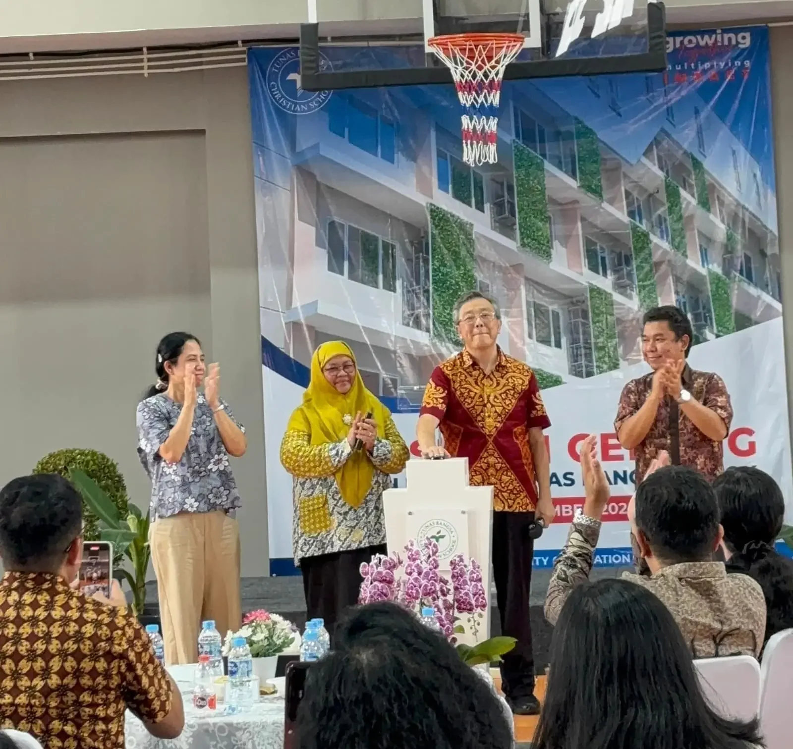 Kepala Disdik Kota Depok, Siti Chaerijah Aurijah (kedua dari kiri) hadir dalam Peresmian Gedung Baru Sekolah Kristen Tunas Bangsa Depok, Kecamatan Panmas, Sabtu (15/11/25). (Foto: Disdik Depok).