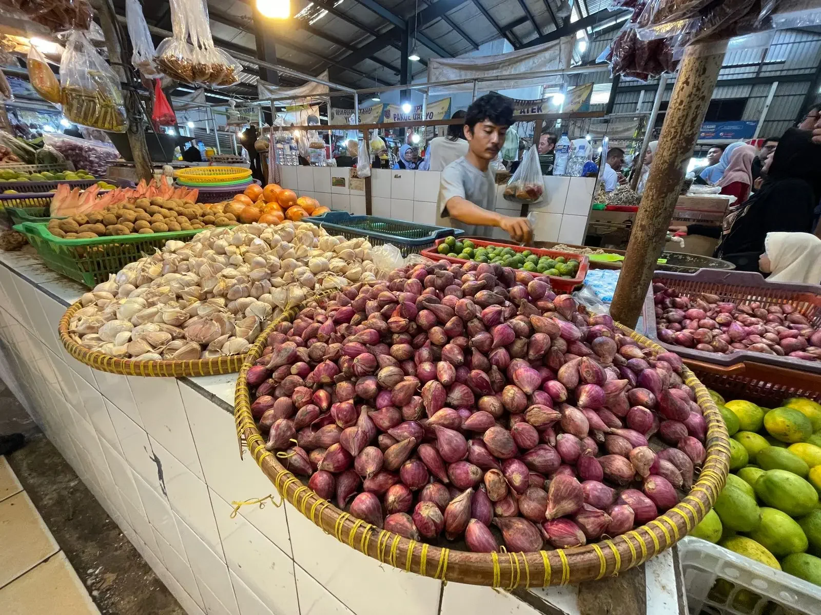 Foto: JD 01/Diskominfo. Ilustrasi pedagang sayur di Pasar Tradisional Kota Depok