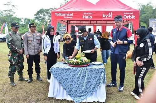 Bupati Sumedang Dony Ahmad Munir saat  Milangkala ke-25 Kecamatan Cisarua  di Lapang Sepak Bola Tanggulun Desa Cisalak Kecamatan Cisarua.Dok-Diskominfosanditik Sumedang