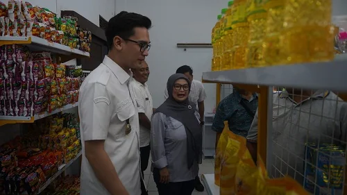 Wakil Bupati Sumedang M. Fajar Aldila meresmikan unit bisnis ritel berupa Warung Malika dari Koperasi Surya Malika Sejahtera di Jalan Prabu Gajah Agung, Bojong, Kecamatan Sumedang Utara.Dok-Diskominfosanditik Sumedang