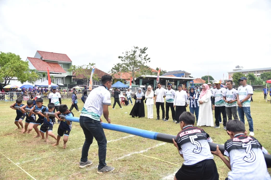 Wakil Bupati Kuningan, Tuti Andriani, S.H., M.Kn,menyaksikan siswa SD Tarik tambang.Ist