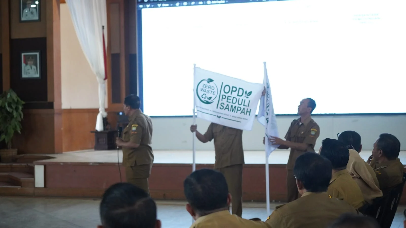 Wakil Bupati Sumedang M. Fajar Aldila saat memimpin Rapat Koordinasi Evaluasi Pembangunan yang berlangsung di Aula Tampomas, Pusat Pemerintahan Sumedang.Dok-Diskominfosanditik Sumedang
